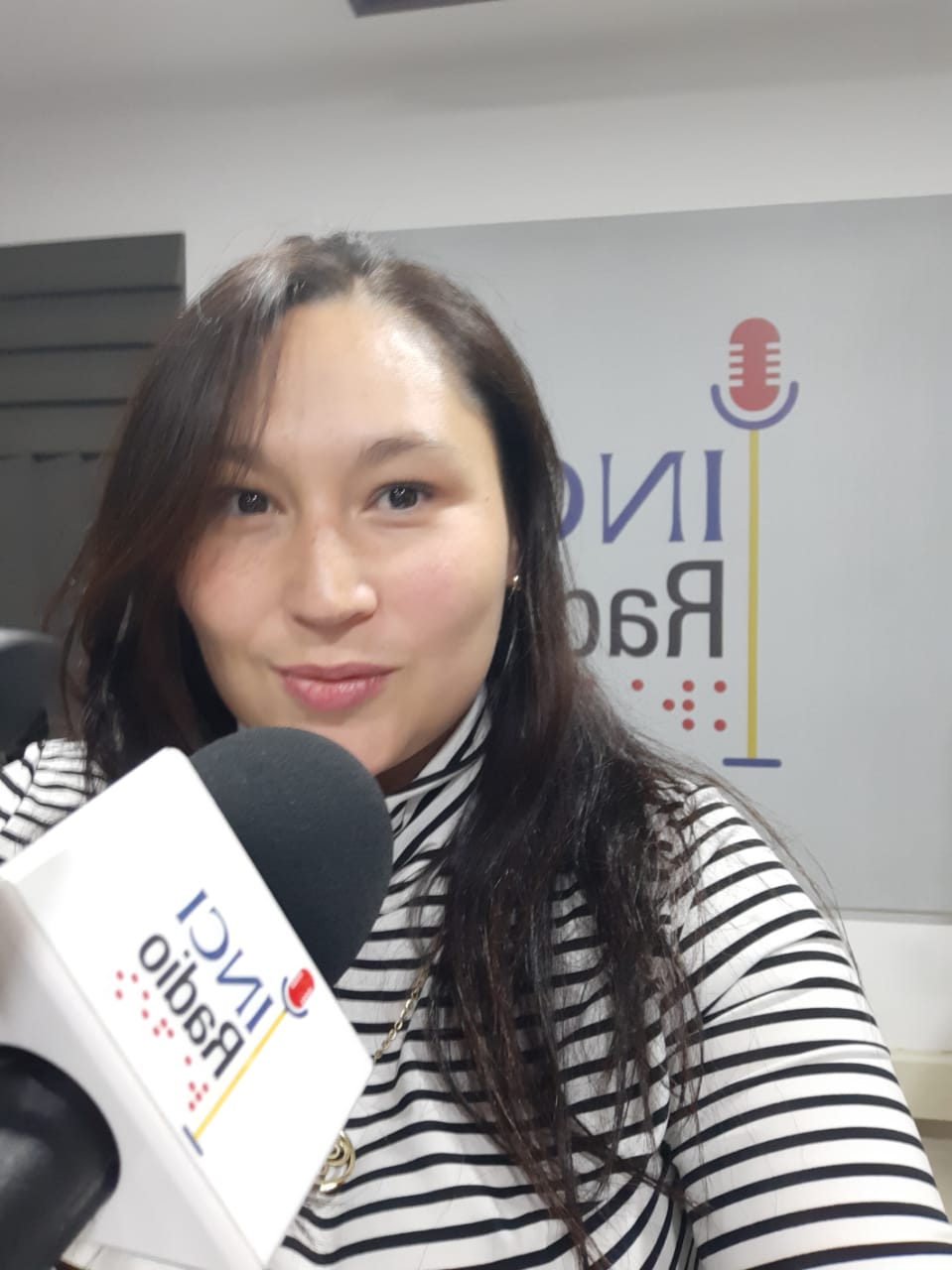 imagen de Leidy hoyos en la cabina de INCIRadio