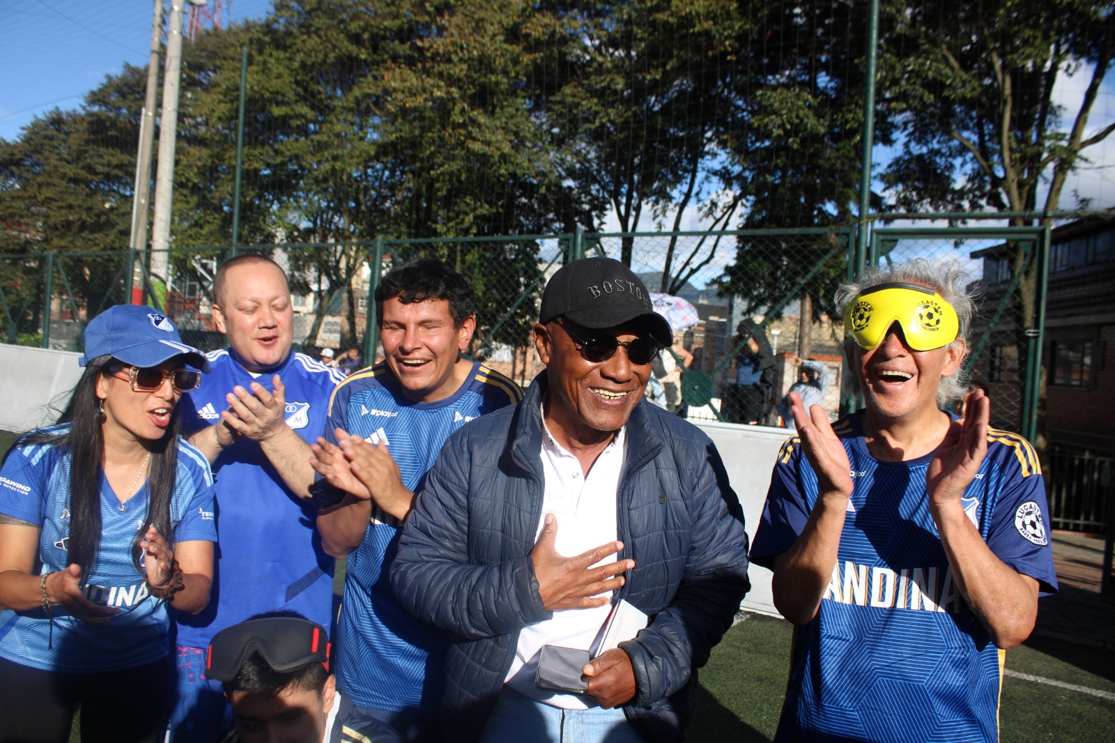 willintong ortiz rodeado de varios deportistas con discapacidad visual, todos sonríen