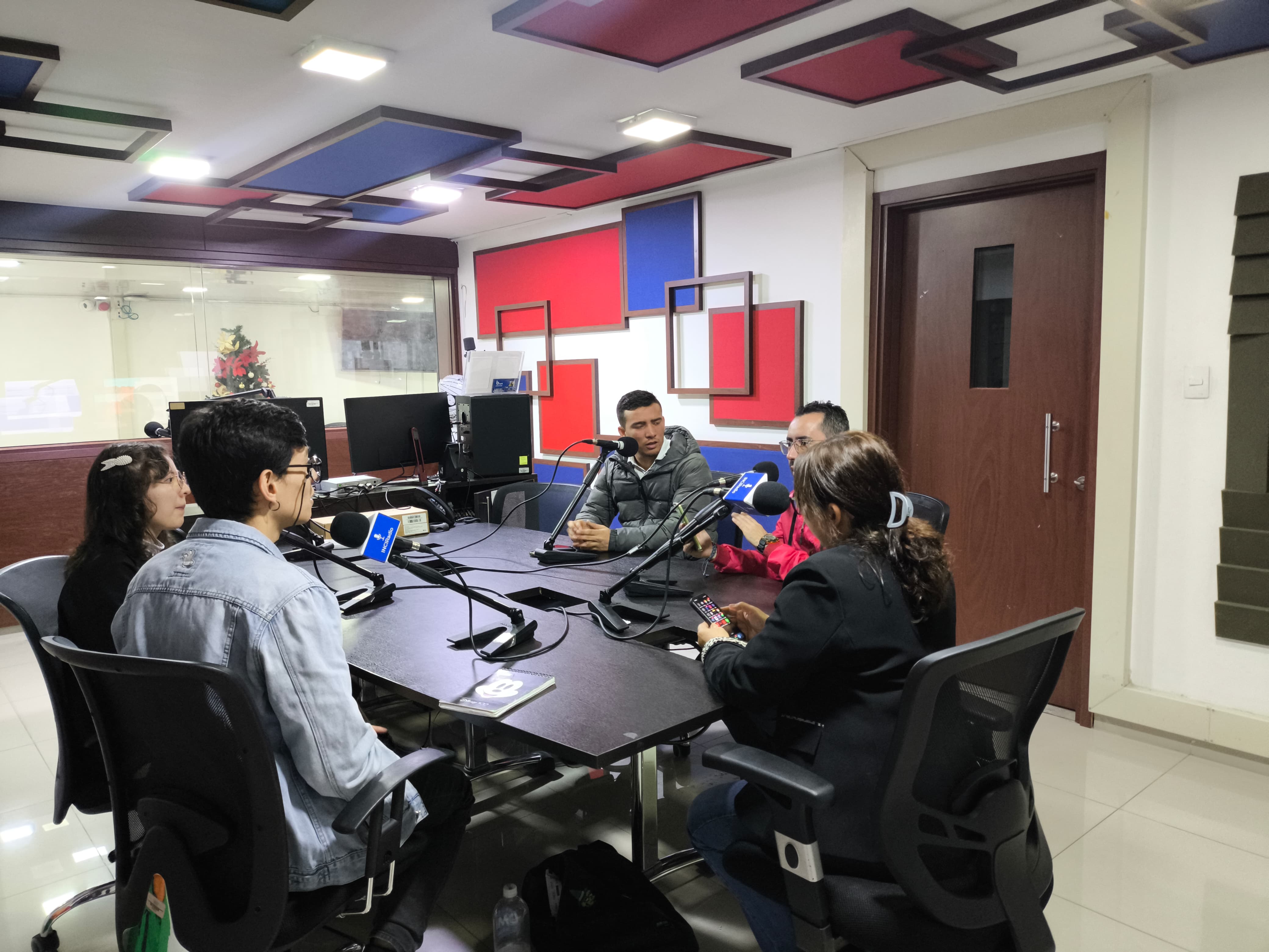 cabina de inciradio desde otro ángulo, en la entrevista con el equipo Zenova