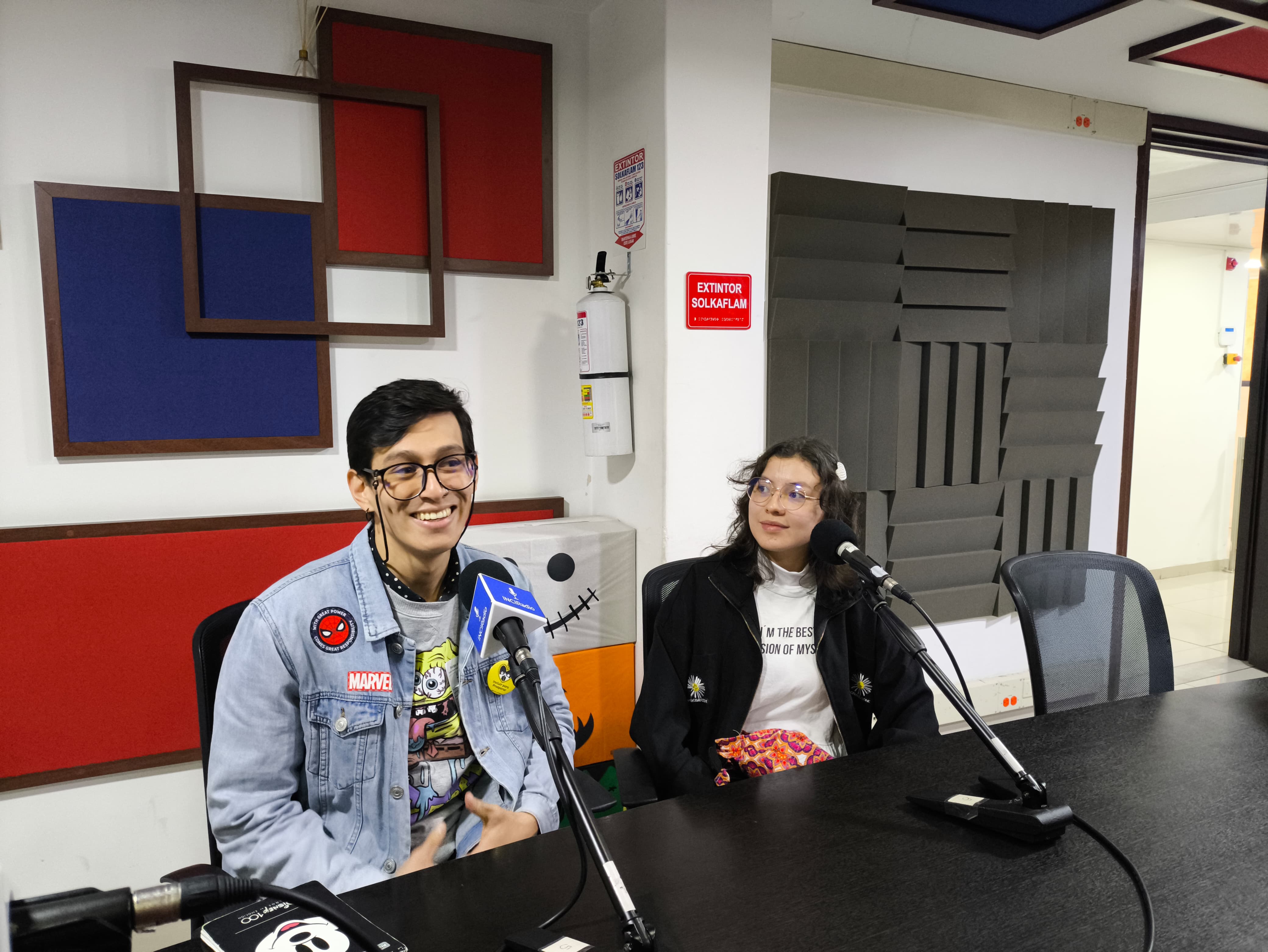 luis carlos perez sonríe y viviana caro  lo mira