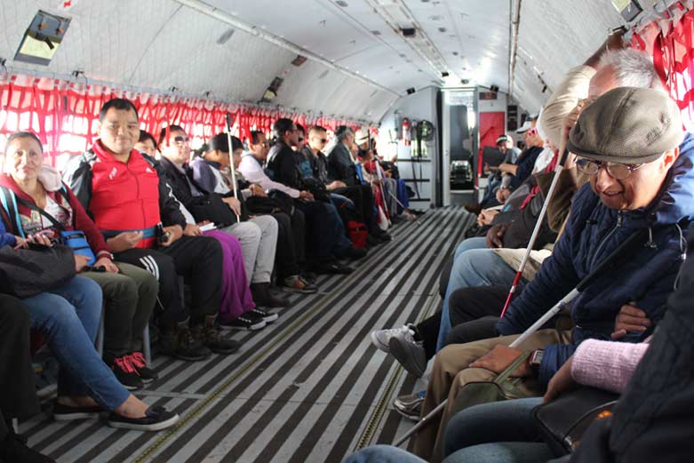 Persona con discapacidad visual, en un avión de la Fuerza Aérea