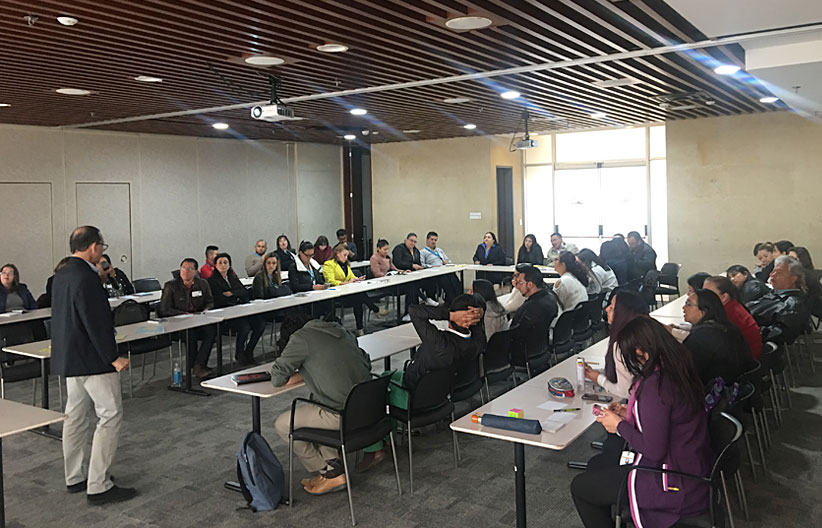 Enrique King, frente al auditorio dictando el taller