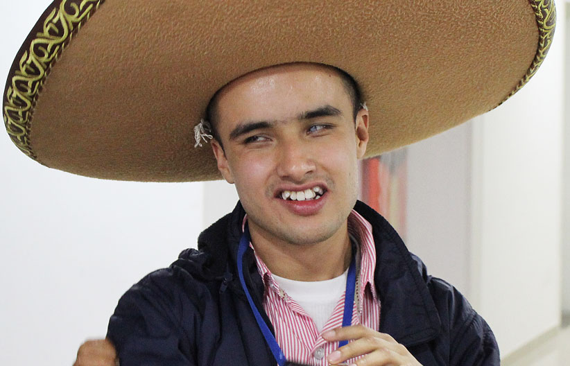 Participante del Taller, con un sombrero de mariachi
