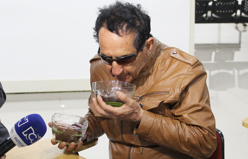 Persona con discapacidad visual oliendo café