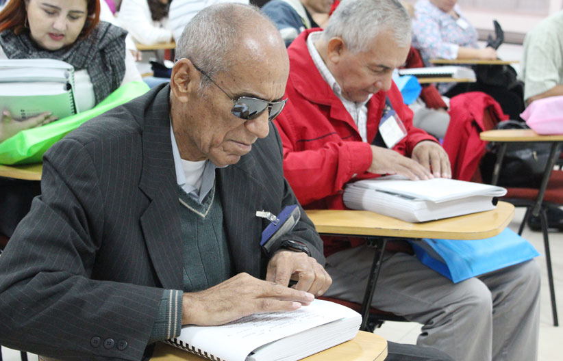 Persona con discapacidad visual leyendo braille