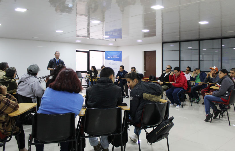 Participantes del taller de braille