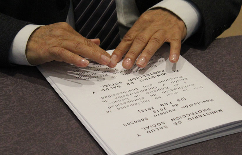 Persona con discapacidad visual leyendo braille