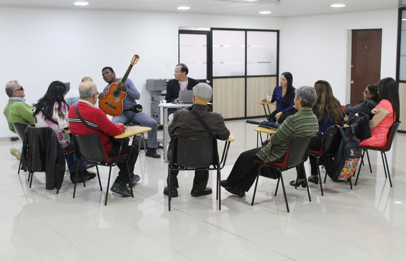 Equipo del centro cultural en el taller de Instrumentos