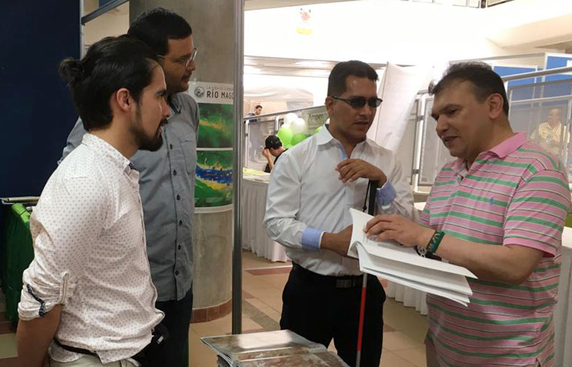 Fotografía, Carlos Parra Dussan, en el stand de libros accesibles de la Unimagdalena