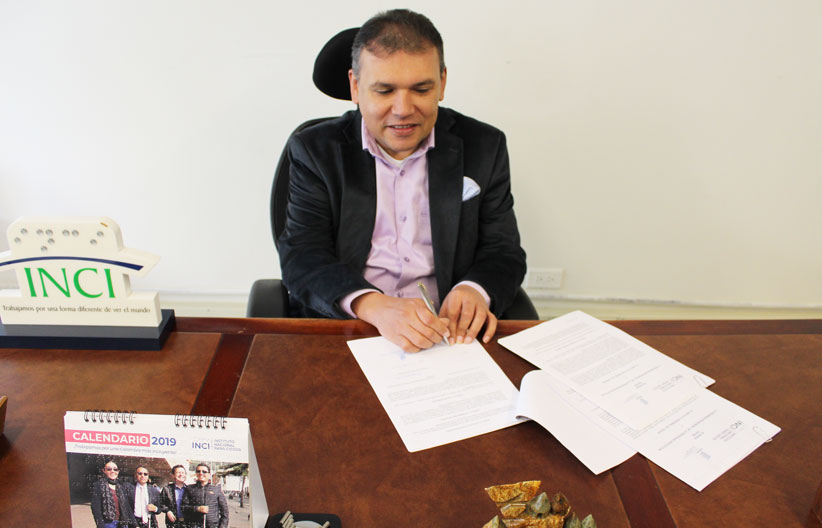 Carlos Parra Dussan firmando el Acuerdo