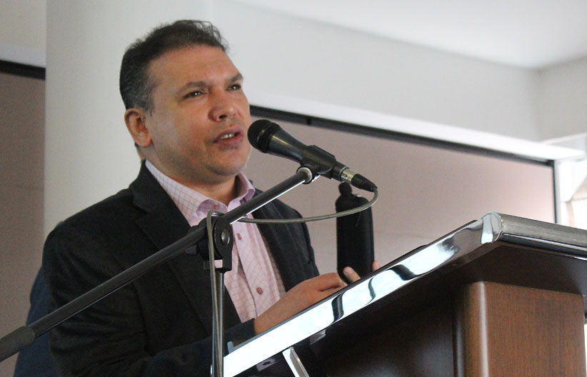 Dr. Carlos Parra Dussan haciendo su intervención