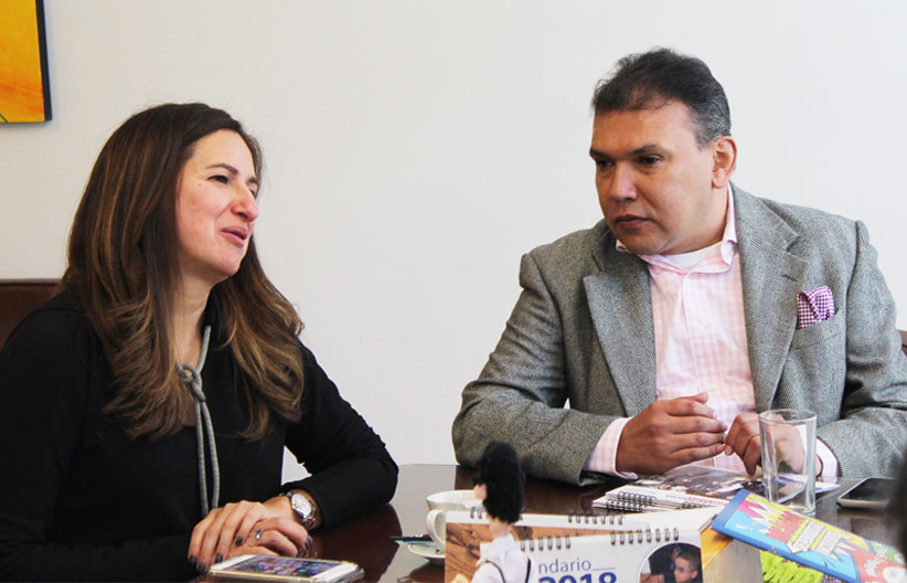 Carlos Parra Dussan junto a Yaneth Mantilla en la mesa de trabajo