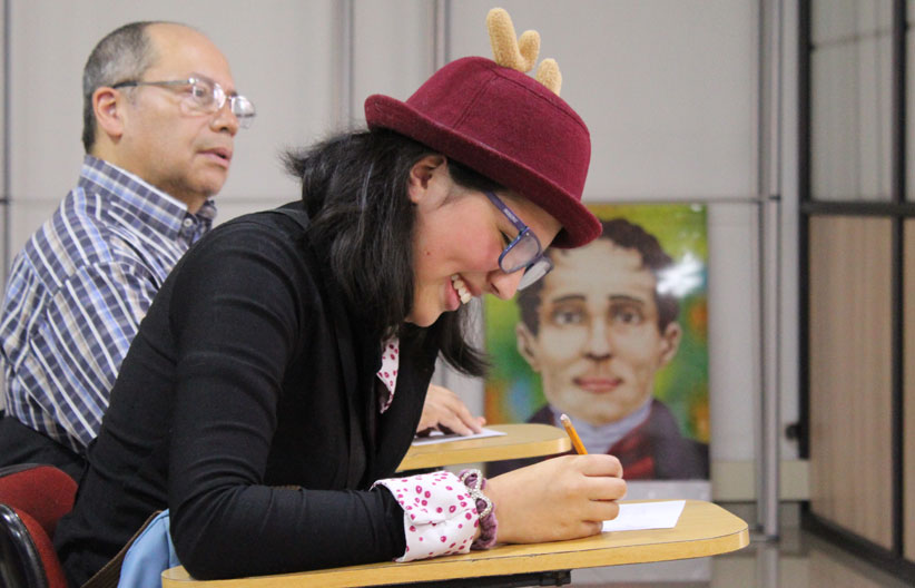 Asistente al taller de braille sonriendo