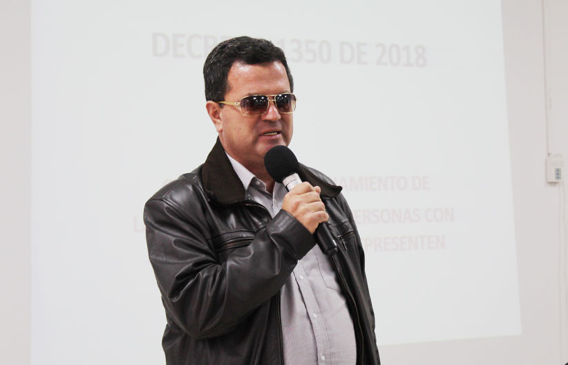 Funcionario del mininterior resolviendo preguntas del público