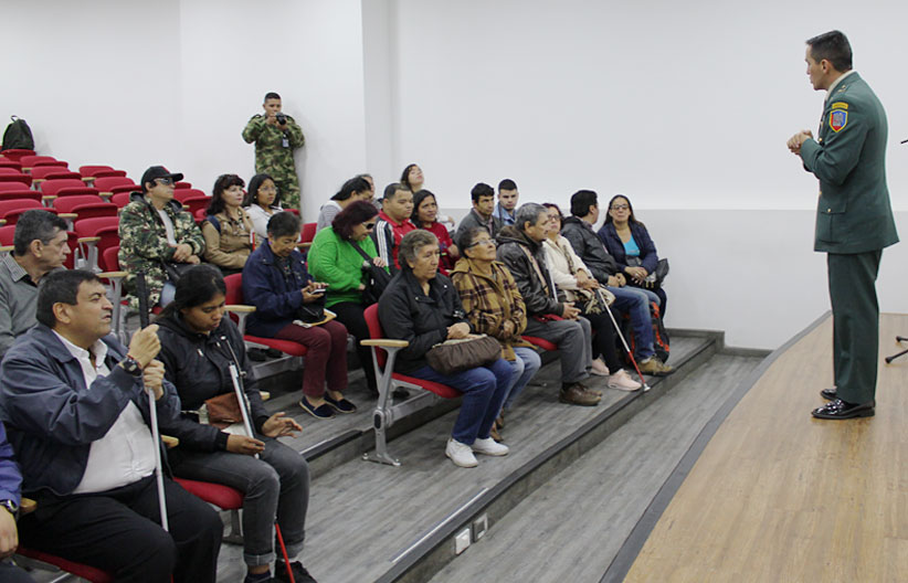 Visitantes en el auditorio del batallón