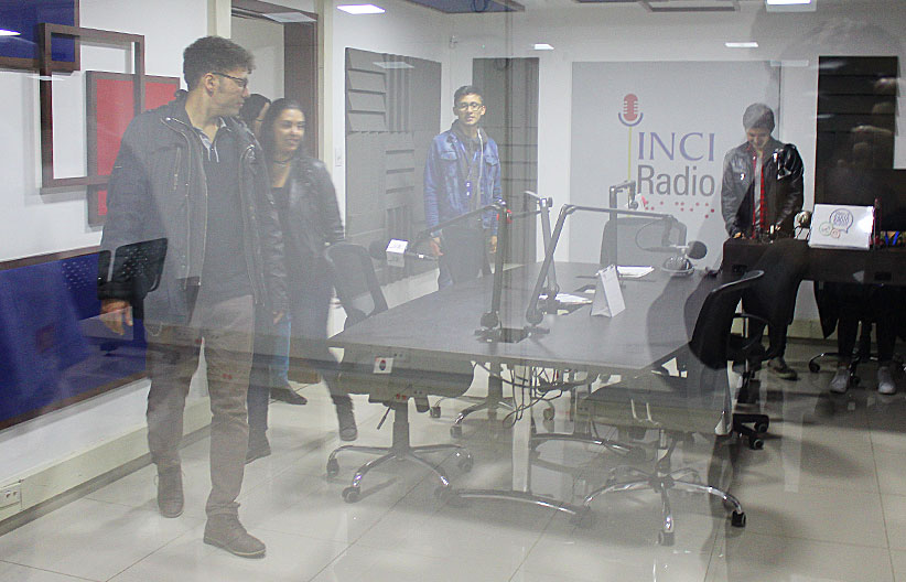 Profesores visitando la cabina de INCIRadio