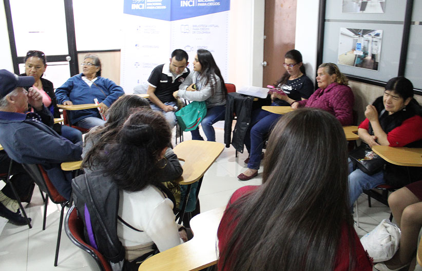 Fotografía Asistentes al evento interactuando