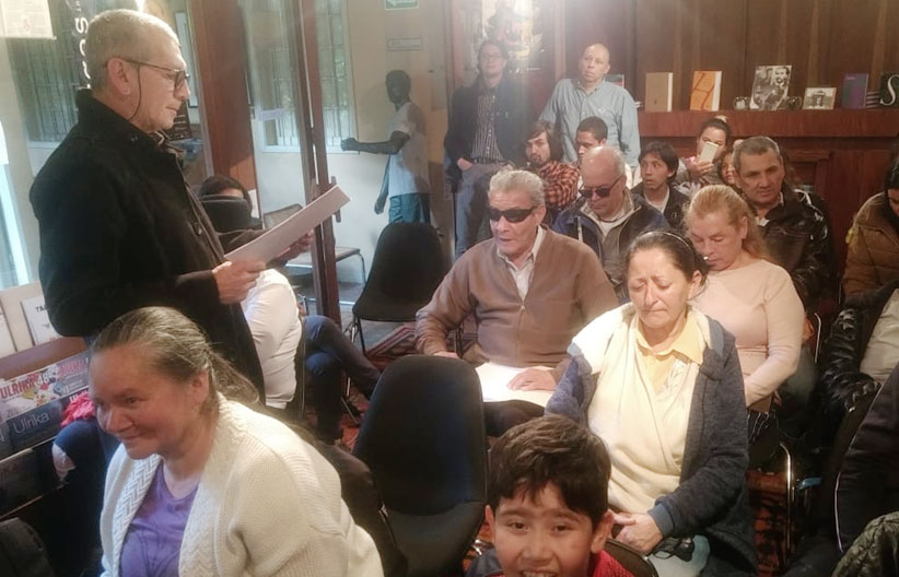 Poeta leyendo para las personas con discapacidad visual