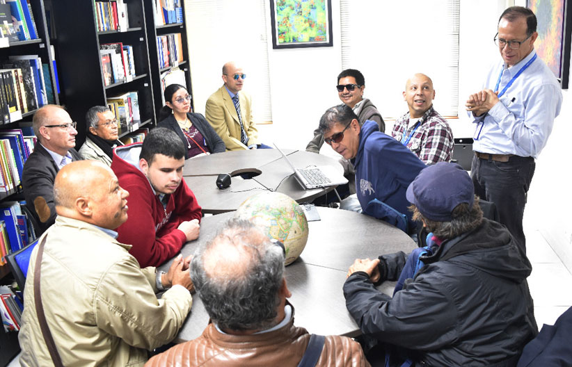 Fotografía, Enrique King, dictando taller braille