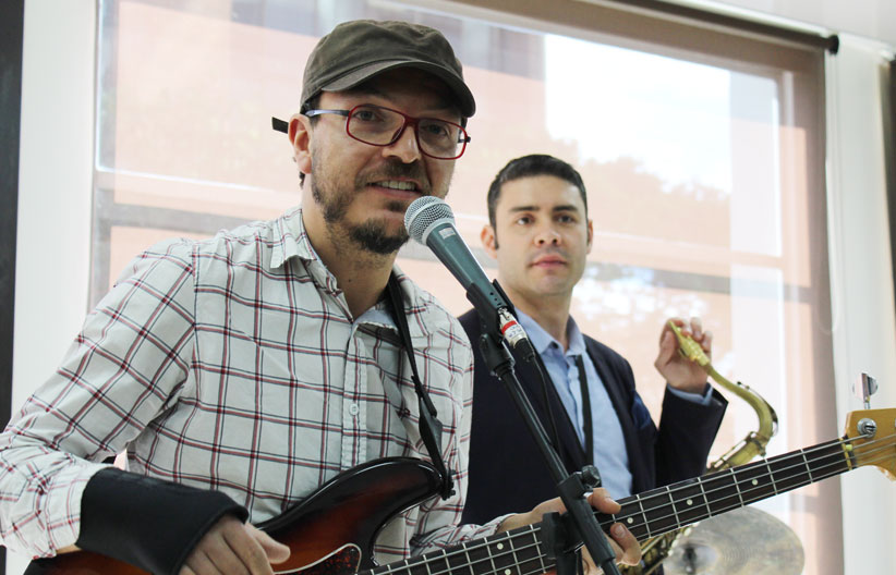 Fotografía, Alejo Fernandez lider de la banda 