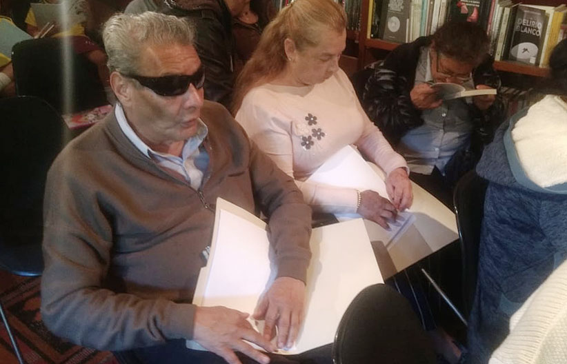 Personas con discapacidad visual leyendo en braille
