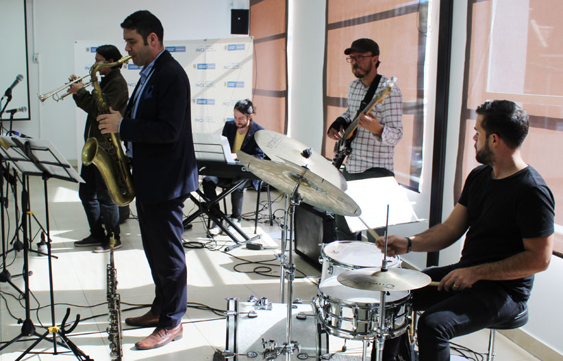 Fotografía, Banda completa, batería, bajo, teclado, y vientos