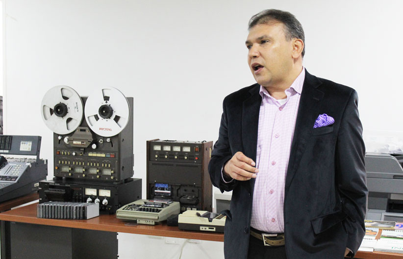 Fotografía Carlos Parra dussan dandole la bienvenida a los usuarios 