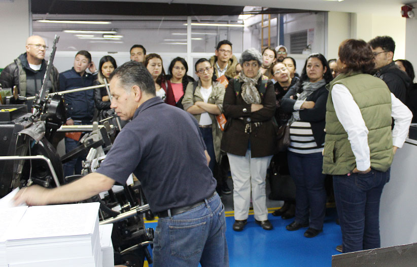 Profesores visitando la Imprenta Nacional para Ciegos