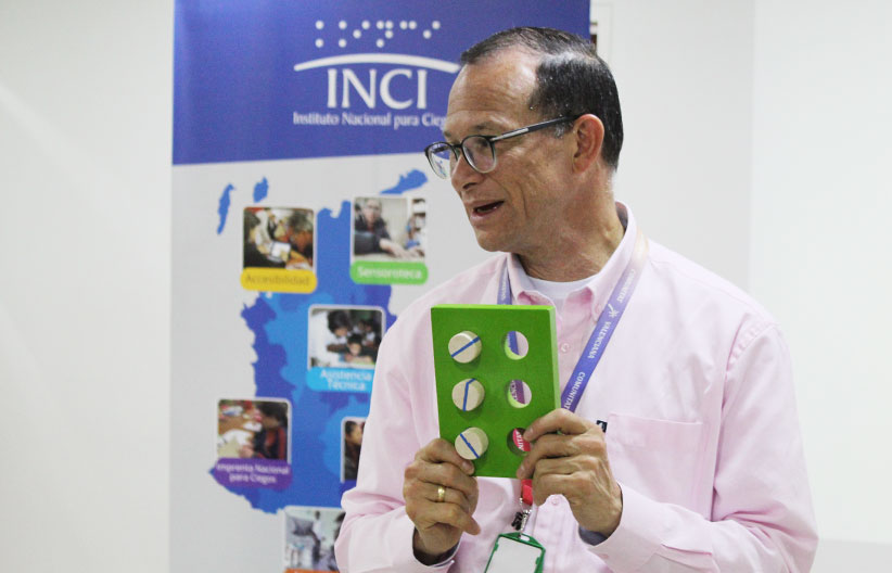 Enrique King, frente al auditorio dictando el taller de braille