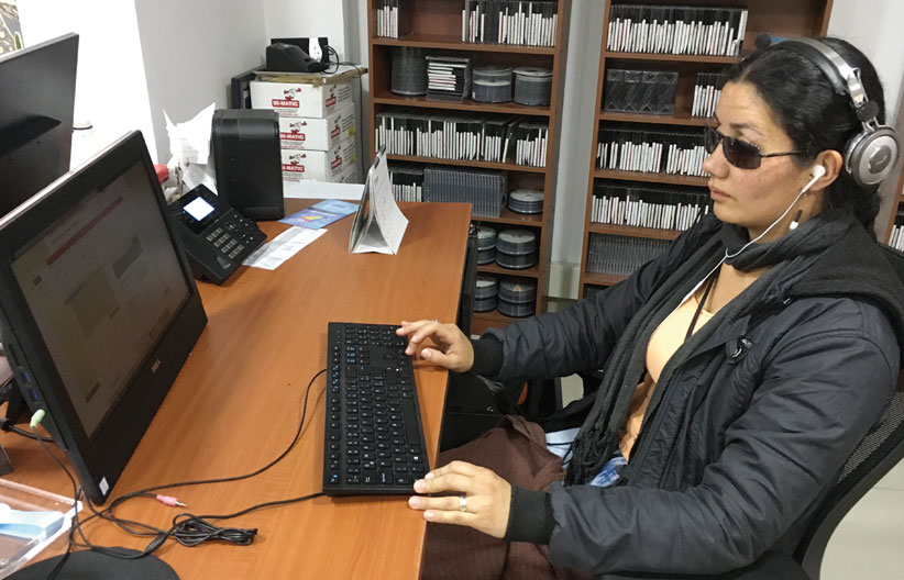 Persona con discapacidad visual interactuando con un computador