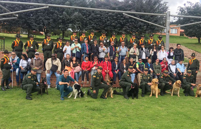 Personas con discapacidad visual junto a carabineros en la visita 
