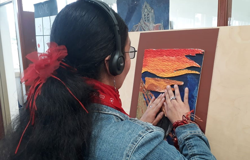 Persona con discapacidad visual tocando un cuadro