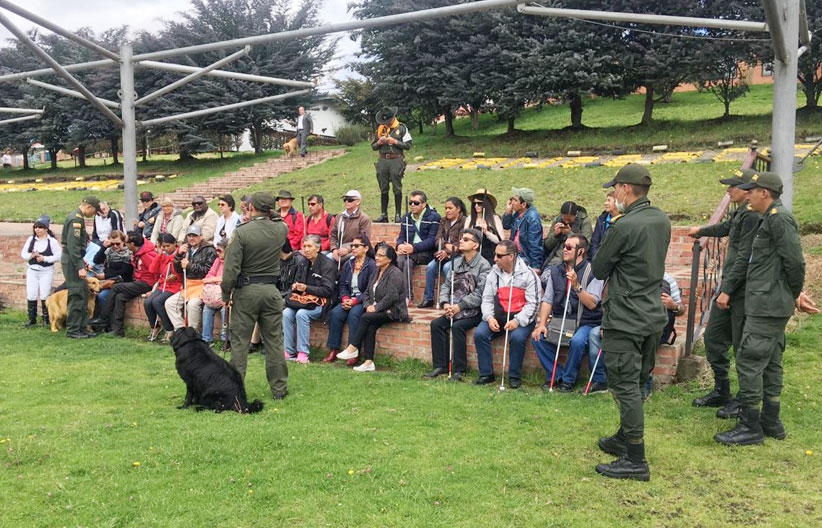 Carabineros dando un saludo a las personas con discapacidad visual