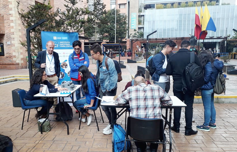 Estudiantes de la sergio arboleda en el stand del INCI