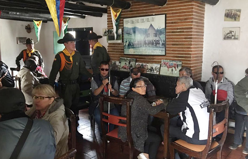 Personas con discapacidad visual en la escuela de carabineros