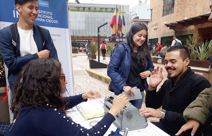 Estudiantes aprendiendo Braille
