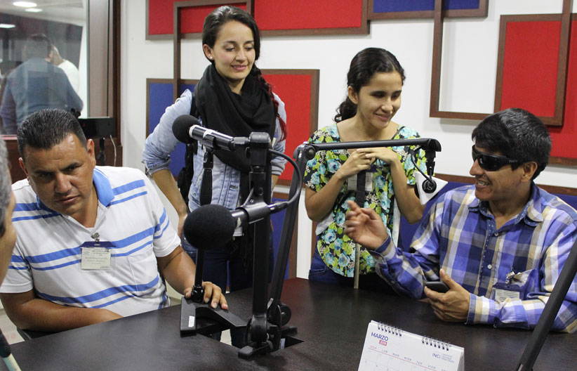 Personas con discapacidad visual, en la cabina de INCIRadio
