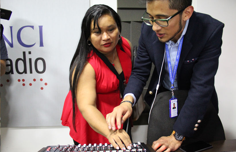 Personal de la Emisora INCI, asistiendo a los visitantes