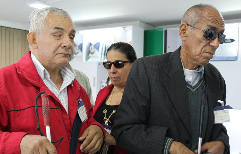 Personas con discapacidad Visual, visitando la tienda