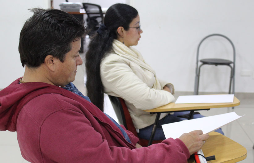 Asistentes recibiendo material didactico