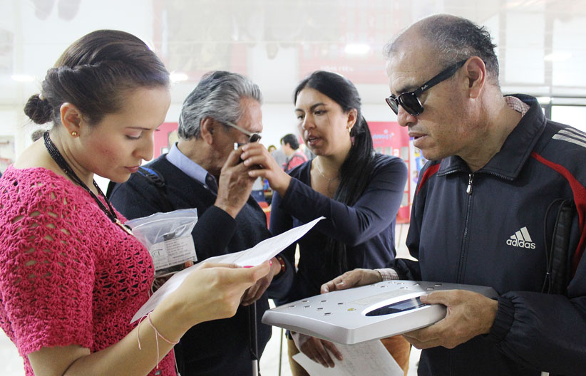 Personas con discapacidad visual conociendo los productos de la tienda