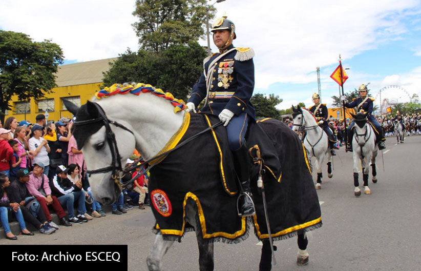 Personal del ejercito en un caballo
