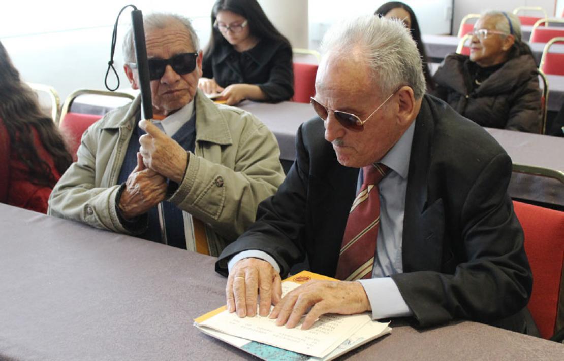 Fotografía, Personas con discapacidad visual leyendo una ley en braille