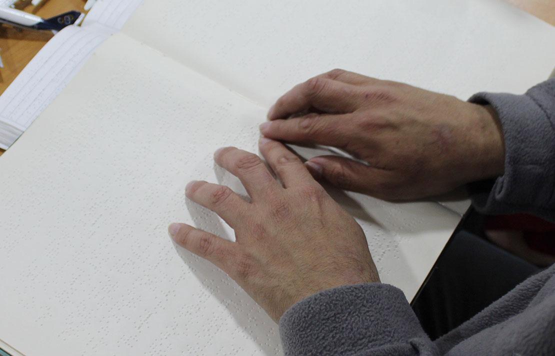Fotografía, Persona con discapacidad visual leyendo braille