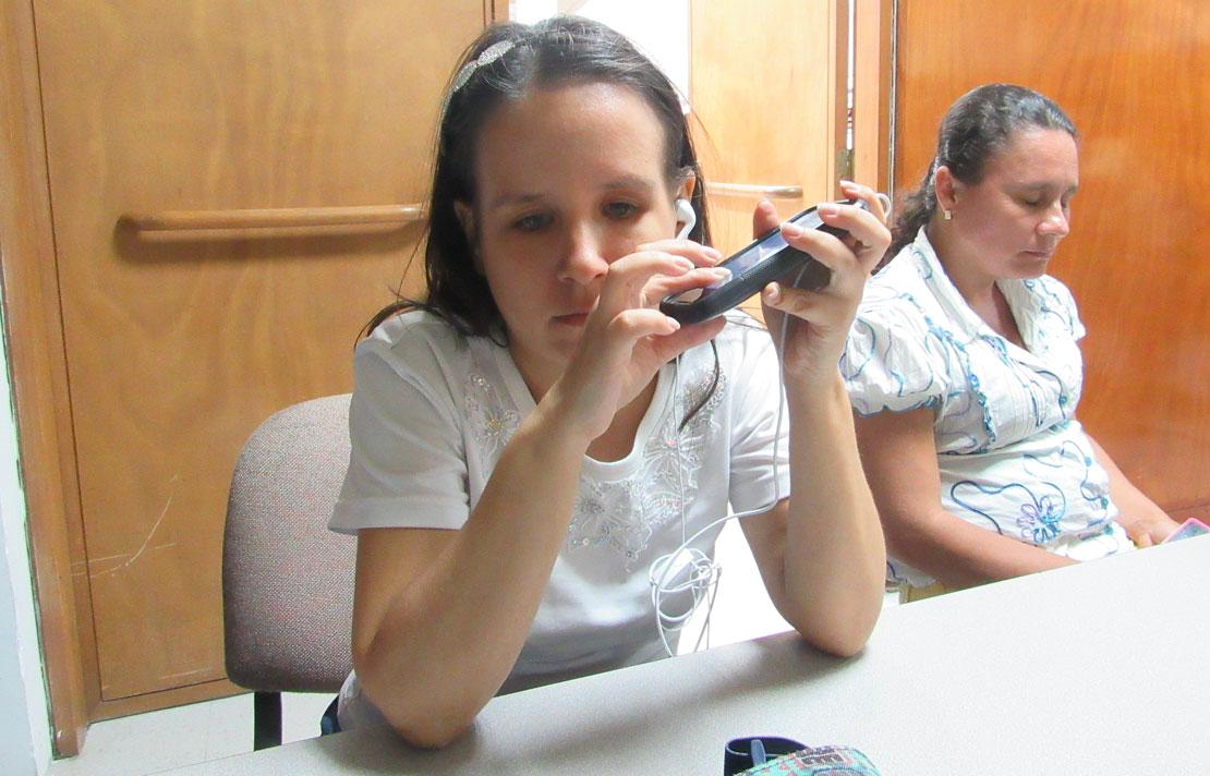 Fotografía, Persona con discapacidad visual usando un lector de pantalla en su celular