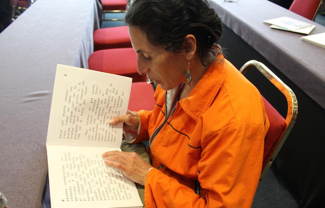 Fotografía, Persona leyendo ley en braille