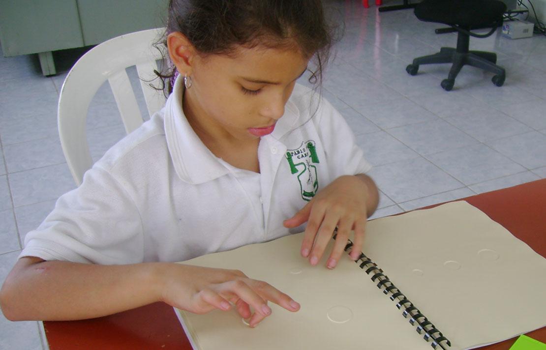 Fotografía, Niña con discapacidad visual leyendo en braille