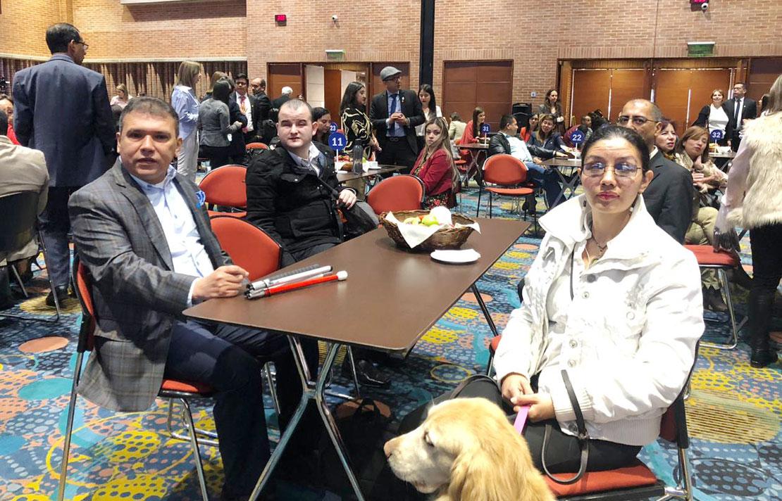 Fotografía Carlos Parra Dussan junto a funcionarios del INCI, en la rendición de cuentas del Mineducación