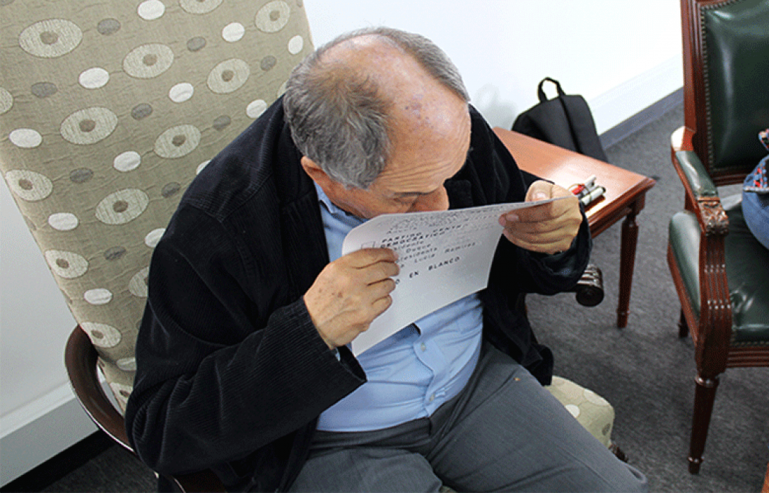 Persona con baja visión con un tarjetón en braille