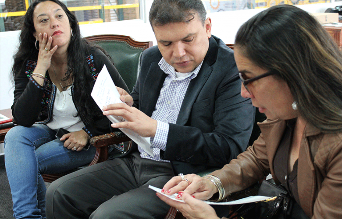 Director carlos parra dussan, auditando el tarjeton en braille